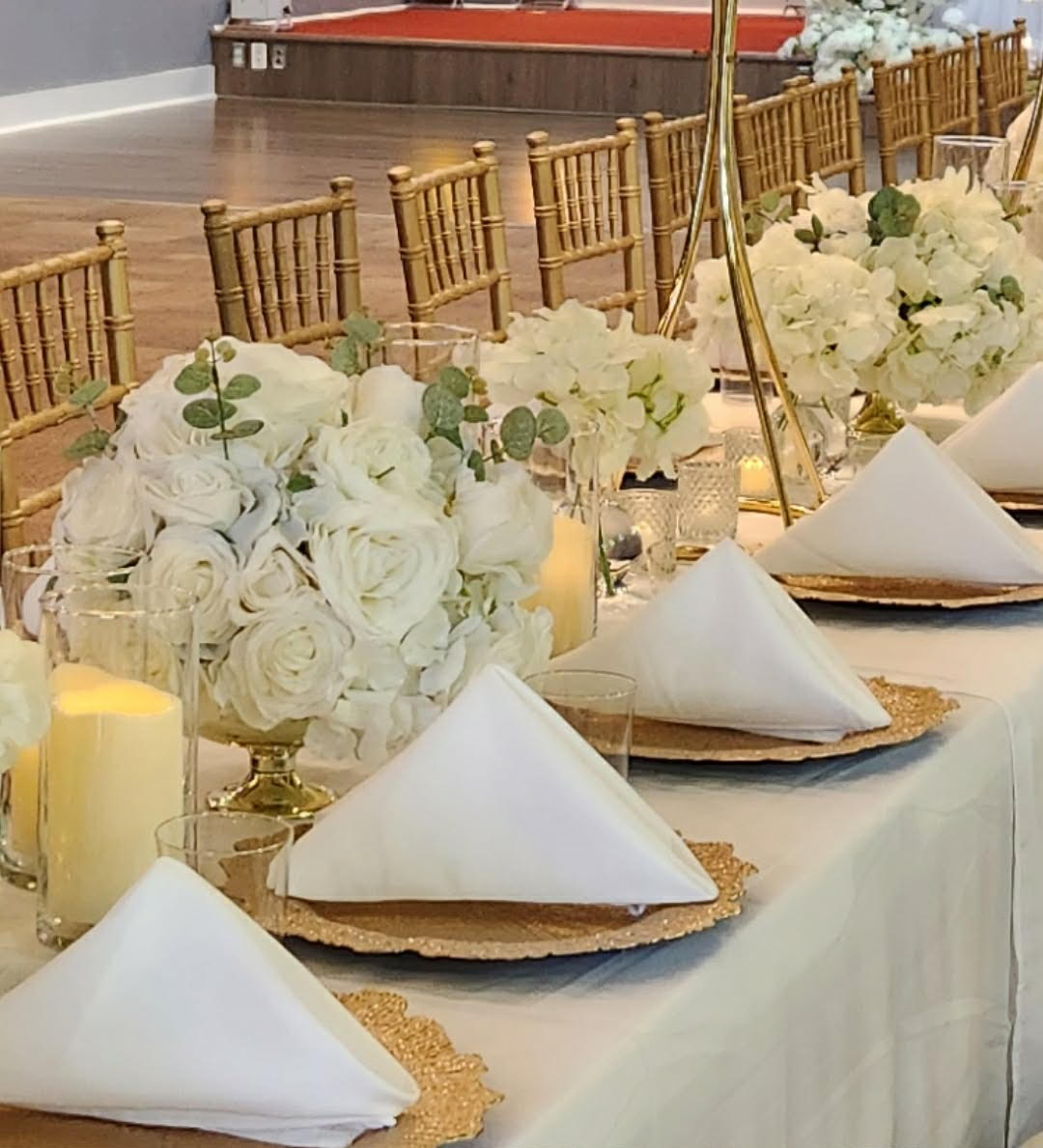 Classic White & Gold Setting